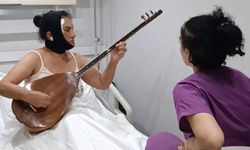 Yüz germe ameliyatı oldu, hastane odasında saz çaldı
