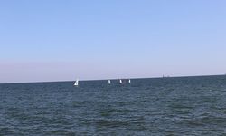 Mersin kıyılarında rüzgarlı hava, su sporcularını denize çekti