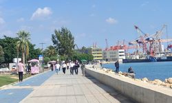 Mersin’de sıcak hava vatandaşları çarşı sahiline çıkardı