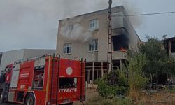 Mersin'de ev yangınında mahsur kalan kadın kurtarıldı