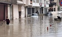 Silifke sele teslim: Dereler taştı, araçlar sular altında kaldı