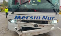 Mersinli otobüs firması Burdur'da otomobil çarpıştı: 2 yaralı