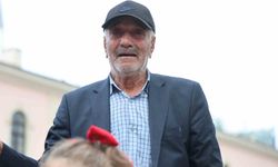 Anaokulu öğrencileri 'Ölürüm Türkiyem' şarkısını söyledi, yaşlı adam gözyaşı döktü