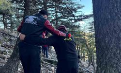 Bin 835 rakımlı zirvede mahsur kalan birisi yaralı 2 kişi 14 saatlik operasyonla kurtarıldı