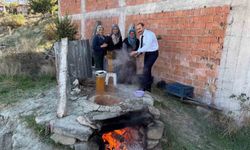 Bolu'da kaymakam ve köylüler birlikte pekmez kaynattı