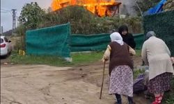 Ev yangınını gözyaşlarıyla izlediler