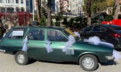 Gelin gibi süslenen klasik otomobil hayır için görücüye çıktı