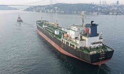 İstanbul Boğazı trafiğe kapatıldı: Dron saldırısına uğrayan AK ANA tankerinin geçişi havadan görüntülendi