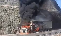 Mersin'in otoyolda iki tır yandı
