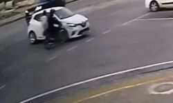 Otomobille çarpışan motosikletteki 2 kişi yaralandı, kaza kameraya yansıdı