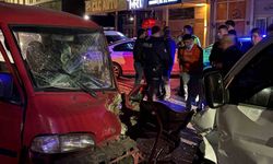 Pikapla kafa kafaya çarpışan kamyonet sürücüsü araçta sıkıştı: 2 yaralı