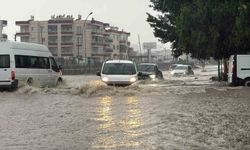 Tarsus'ta sağanak yağış hayatı olumsuz etkiledi: Yollar ve site bahçeleri su altında kaldı