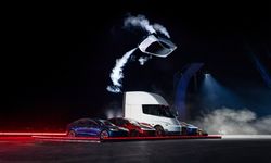 Tesla yeni nesil otomobili Roadster'ı tanıttı: Rampada tırmandıktan sonra havada süzülerek zemine indi