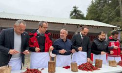 Ünlü Çukurören acı biberi yiyerek yarıştılar