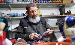 Yarım asırdır ayakkabı tamirciliği yapan 73 yaşındaki usta, mesleğini aşkla sürdürüyor