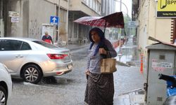 Mersin’de sağanak yağış: Vatandaşlar koşuşturdu, sokaklar göle döndü
