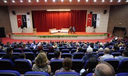 Toroslar’da “Anne Elimi Bırakma” ile bağımlılığın bir ailede açtığı yaraları sahneye taşındı