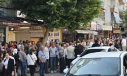 Mersin'de gözaltına alınan üç belediye başkanı hakim karşısına çıkacak: Adliye dışında yoğun kalabalık oluştu