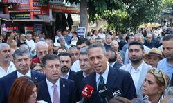 YENİ Partililer, gözaltına alınan 3 belediye başkanına destek için Mersin Adliyesi’nde