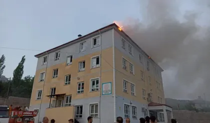 Okulun çatısında yangın