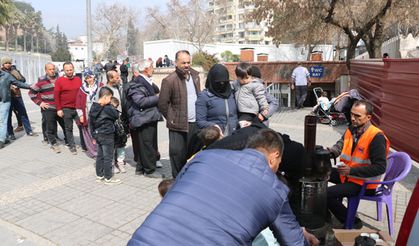 Depremde acılarda azıklarda paylaşılıyor 