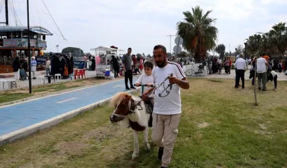 Güzel havayı fırsat bilen Mersinliler sahile akın etti