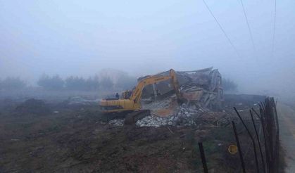 Depreme dayanıksız bina saniyeler içinde yıkıldı