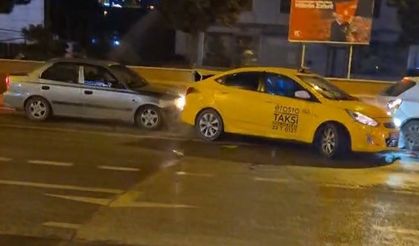Trafik ışıklarında 4 aracın karıştığı zincirleme kaza kamerada: 2 yaralı