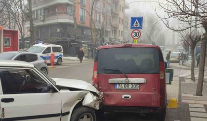 Otomobilin park halindeki araçlara çarptığı kaza anı güvenlik kameralarına yansıdı