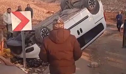 Siirt’te virajı alamayan araç devrildi