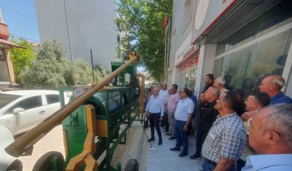 Mut’ta üreticiye tohum eleme makinesi