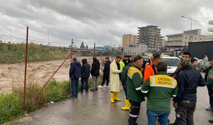 Mersin'de sağanak yağmur etkili oluyor