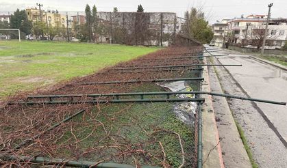 Tarsus'ta yağmur ve fırtına etkili oldu, seralar zarar gördü