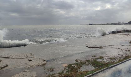 Mersin’de deniz karayla birleşti