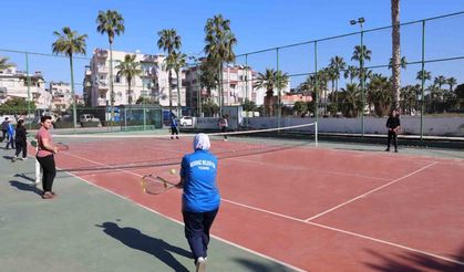 Akdeniz Belediyesinin tenis kursu genç yetenekleri yetiştiriyor