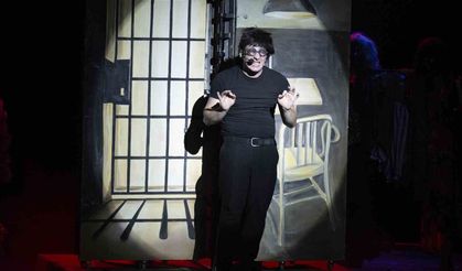 Mersin'de tiyatro şöleni 'Eyvah Nadir' ile sona erdi