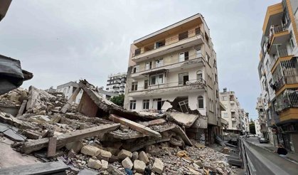 Yıkımda zarar gören binanın sakinleri: 'Müteahhide ulaşamıyoruz'