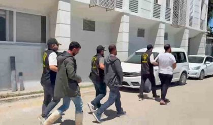Kendilerini polis olarak tanıtıp vatandaşları dolandırdılar