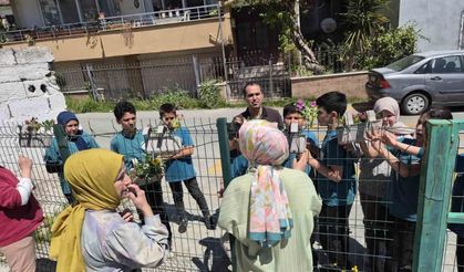 Mersin'de öğrenciler çiçeklerle iyilik mesajı verdi