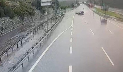 Mersin'de otomobil bariyerlere ve araca çarptı