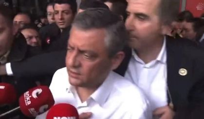 Ankara'da tarihi anlar: Özgür Özel, dolu yağışı altında Meclise yürüyor