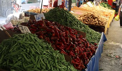 Semt pazarında barbunya yüzde 50 ucuzlasa da tezgahın lideri
