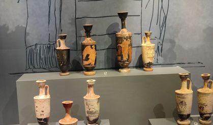 Mersin’de antik mezarda bulunan eserler, müzede sergileniyor