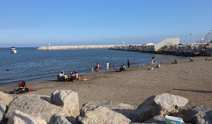 Mersin’de vatandaşlar Pozcu Sahili’nde denize girmeye başladı