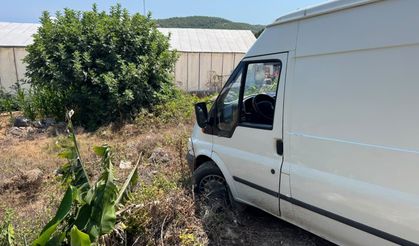 Mersin'de ticari araç, çıkmaz sokağa girdi bahçeye düşmesine ramak kaldı