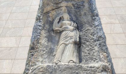 Mersin’de bulunan Hellenistik Dönem’e ait kadın kabartması ziyaretçileri büyülüyor