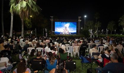 Mersin'de çocuklar yıldızların altında 'Yukarı Bak' filmini izledi