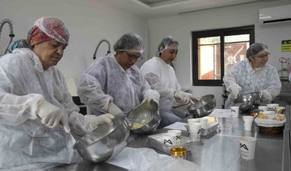 Mersin'in tescilli kan portakalı mutfak atölyesinde işlendi