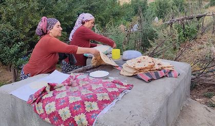 Kadınlar, Diyarbakır’ın yüksek kesimlerinde tandır ekmeği geleneğini yaşatıyor