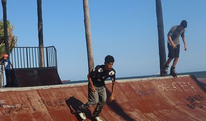 Mersin’de paten tutkunu gençler, Skate Park’ta buluşuyor